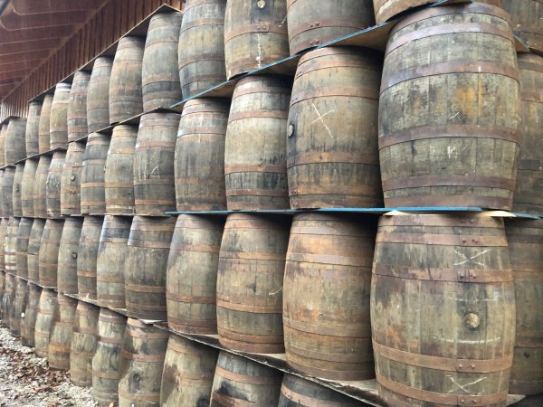 Whiskyfass als Stehtisch Eichenfass gebraucht Tischfass Holzfass rustikal Deko Fass